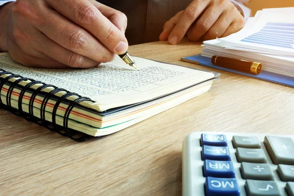 Geschäftsmann Der Dem Buch Finanzergebnisse Schreibt Buchhaltungskonzept — Stockfoto