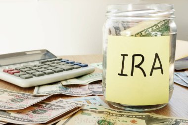 Bir sopa ve kavanoz yazılı IRA ile dolar.