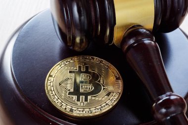 Bitcoin yönetmelik. BTC kripto jeton ve bir masa üzerine tokmak.