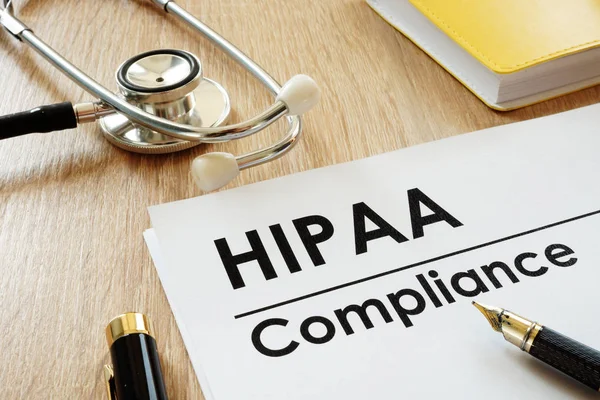 HIPAA uyumluluğu uygulama ve bir masa üzerine stetoskop.