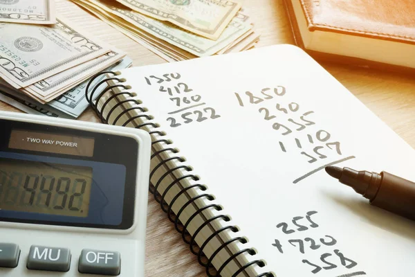 Αριθμομηχανή Και Σημειωματάριο Υπολογισμούς Μετά Την Καταμέτρηση Χρημάτων — Φωτογραφία Αρχείου