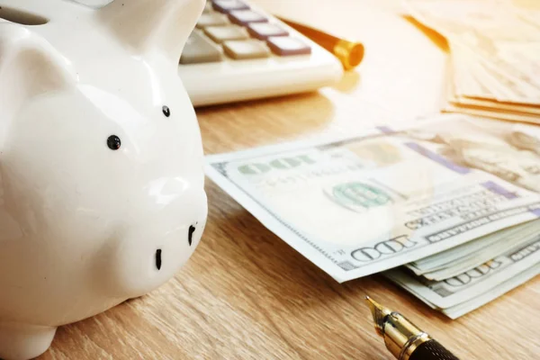 Tabungan Piggy Bank Kalkulator Dan Uang Atas Meja — Stok Foto