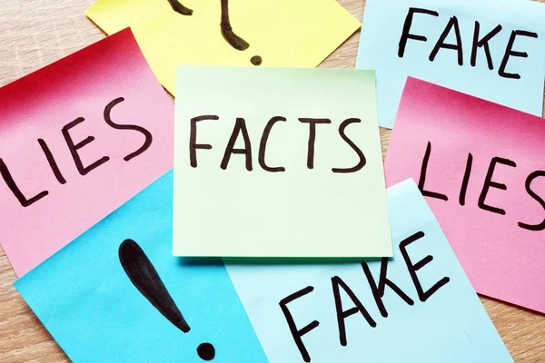 Memo Sticks Words Facts Lies Fakes Modern News Concept — Stock Photo, Image