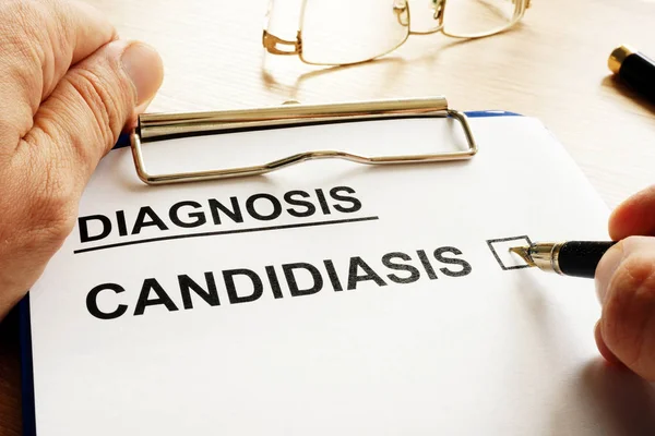Doctor Holding Form Candidiasis — Stock Photo, Image