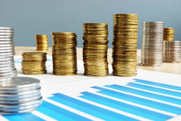 İş başarı. Kar. Sikke ve mali grafik yığını.