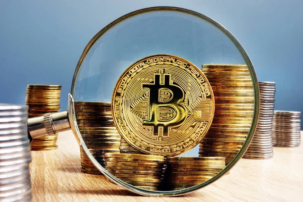 Bitcoin btc, Münzen und Lupe. — Stockbild Bitcoin Btc Münzen Und Lupe — Stockfoto