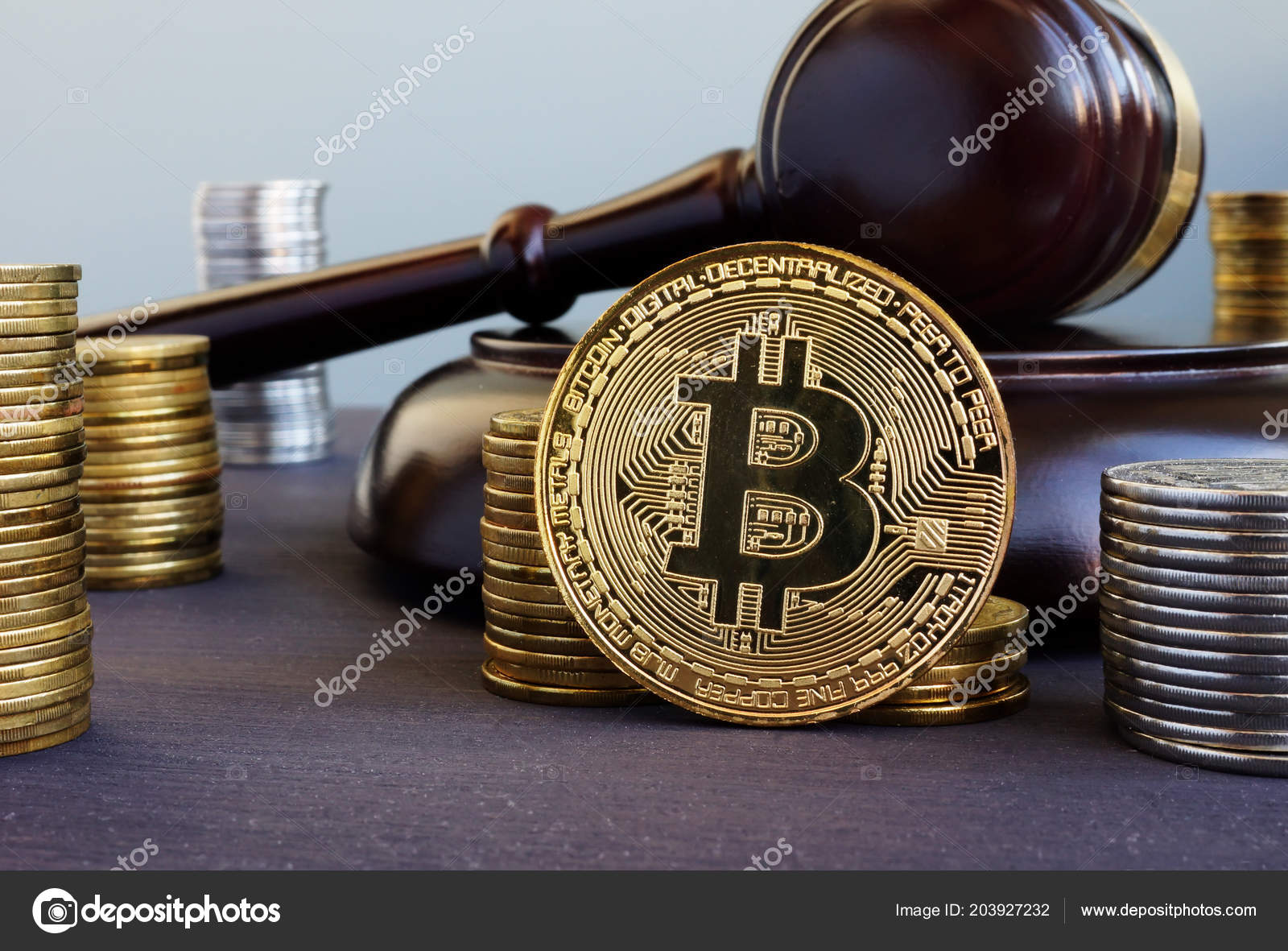 Réglementation Crypto Monétaire Bitcoin Marteau Sur Bureau — Photo  éditoriale par ©designer491 - #203927232
