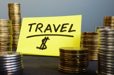 Seyahat veya tatil için para. Yığınlar ve faturası sopa.