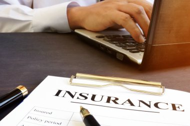 Bir ofis masası üzerinde sigorta sözleşmesi.