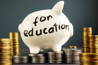 Eğitim için para. Sikke ve kumbara.
