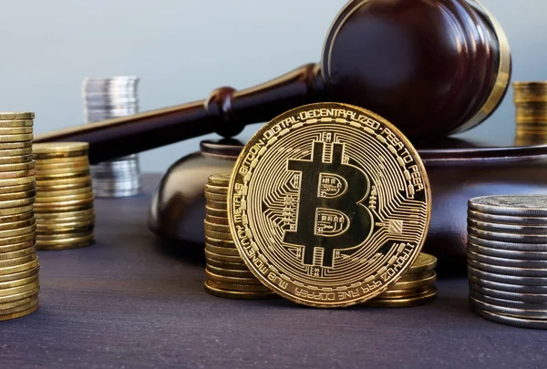 Kryptowährungsregulierung. Bitcoin und Hammer auf dem Schreibtisch. — Stockbild Kryptowährungsregulierung Bitcoin Und Hammer Auf Dem Schreibtisch — Stockfoto