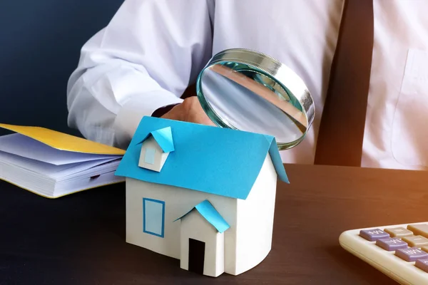 Real Estate Assessment Man Looking Magnifying Glass Model House — Stock Photo, Image