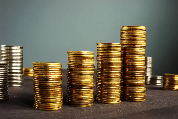 Geschäftserfolg Münzen Stapeln Sich Auf Einem Schreibtisch Finanzwachstum — Stockfoto