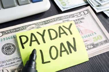 Payday krediler kavramı. Doları banknot ve hesap makinesi.