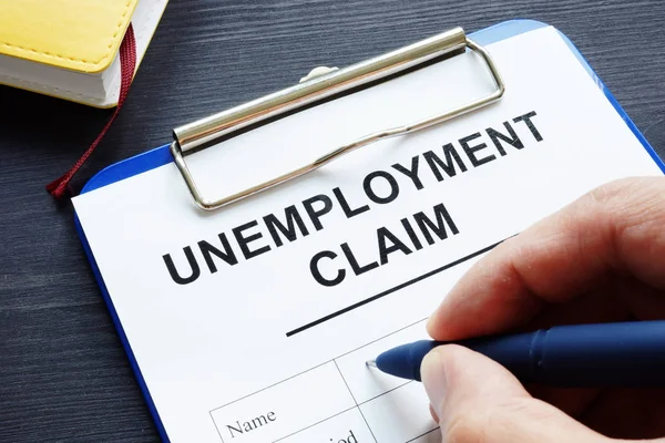 Člověk Vyplnění Formulář Žádosti Nezaměstnanosti — Stock fotografie