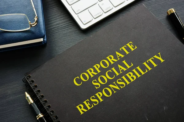 Książki Odpowiedzialności Społecznej Biurze — Zdjęcie stockowe