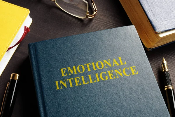 Libro Sobre Inteligencia Emocional Escritorio — Foto de Stock