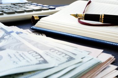 Küçük iş rapor. Para, Not ve kalem yığını.