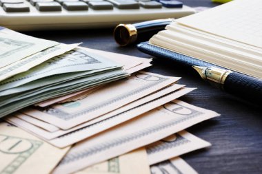 Kişisel mali. Doları banknot, Not defteri ve hesap makinesi.