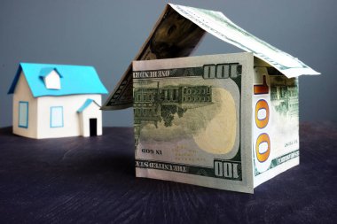 Banknot evden. Mortgage ve kredi için ev concept.