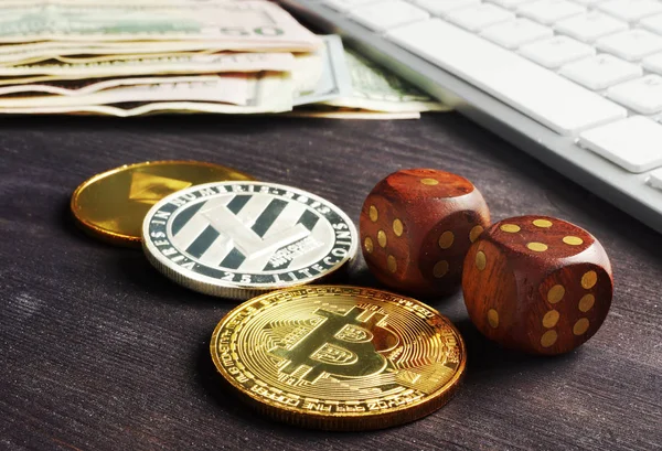 Kryptowährungshandel. Kryptomünzen und Würfel. Bitcoin und Ethereum. — Stockbild Kryptowährungshandel Kryptomünzen Und Würfel Bitcoin Und Ethereum — Stockfoto