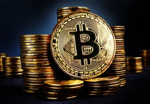 Bitcoin btc und Stapel von Münzen. Krypto-Börsenkonzept. — Stockbild Bitcoin Btc Und Stapel Von Münzen Krypto Börsenkonzept — Stockfoto