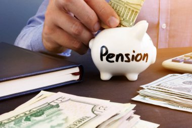 Emeklilik planı. Adam doları banknot işareti emeklilik ile bir kumbara koyuyor.