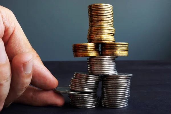 Concepto Estabilidad Financiera Hombre Sosteniendo Moneda Pila Monedas — Foto de Stock