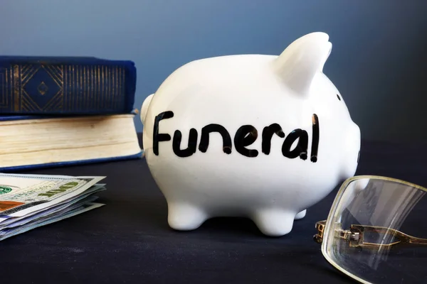 Begrafenis Plan Geschreven Aan Een Zijde Van Piggy Bank — Stockfoto