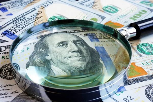 Szkło Powiększające Banknotów Dolara Finanse Wymiany — Zdjęcie stockowe
