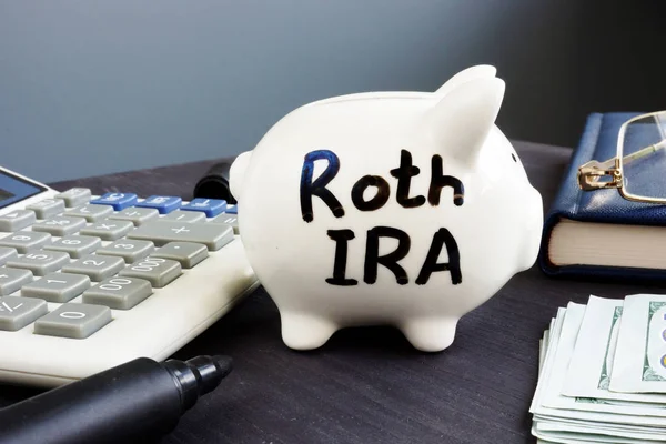 Roth Ira Skrivit Spargris Pensionsplan — Stockfoto