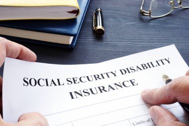 Adam Sosyal Güvenlik Engellilik sigorta SSDI ilkesi tutuyor.
