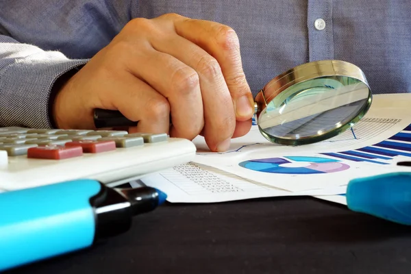 Buchhalter Prüft Finanzbericht Mit Lupe Buchhaltung — Stockfoto