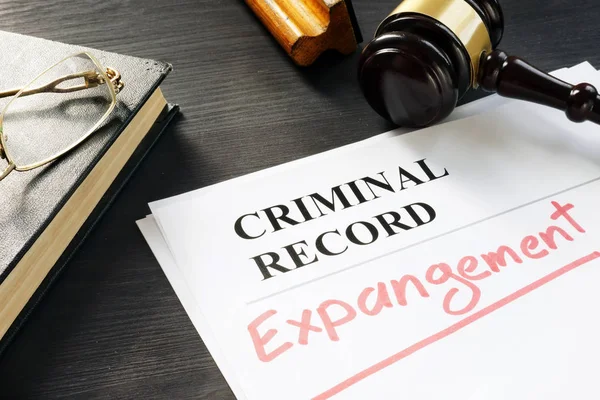 Sabıka kaydını silip at. Bir belge üzerinde yazılı expungement.