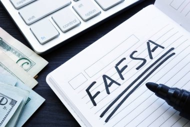Fafsa nottaki el yazısıyla yazılmış. Federal Öğrenci yardımı için ücretsiz uygulama.