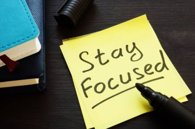 Elle yazılmış bir not sopa ve Not defteri odaklan.