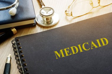 Medicaid kavramı. Belgeler, kalem ve stetoskop.