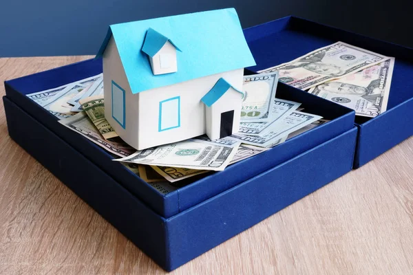 Модель Дома Коробки Деньгами Экономия Покупке Инвестировании Недвижимость — стоковое фото