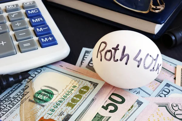 Roth 401K Geschreven Aan Een Kant Van Het Geld — Stockfoto