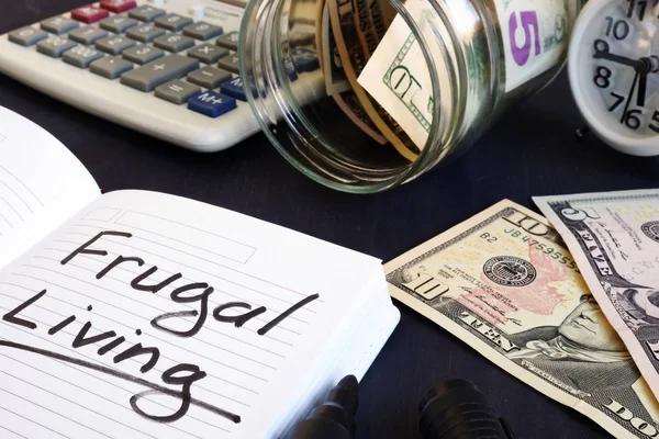 Frugal Viver Escrito Bloco Notas Dinheiro — Fotografia de Stock