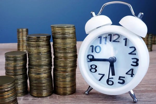 Uhr Und Stapeln Von Münzen Wohlstandswachstum — Stockfoto