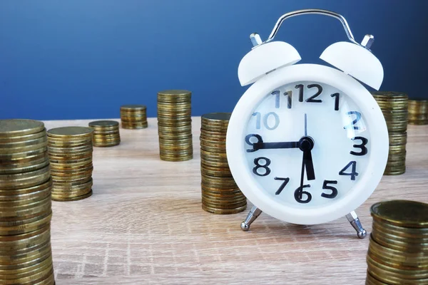 Reloj Despertador Monedas Tiempo Dinero —  Fotos de Stock