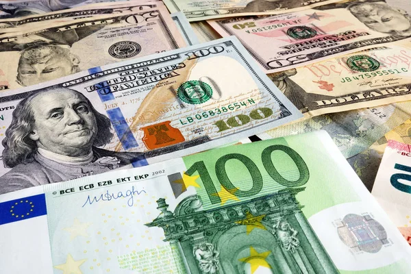 机の上のドルとユーロの紙幣 為替レート — ストック写真