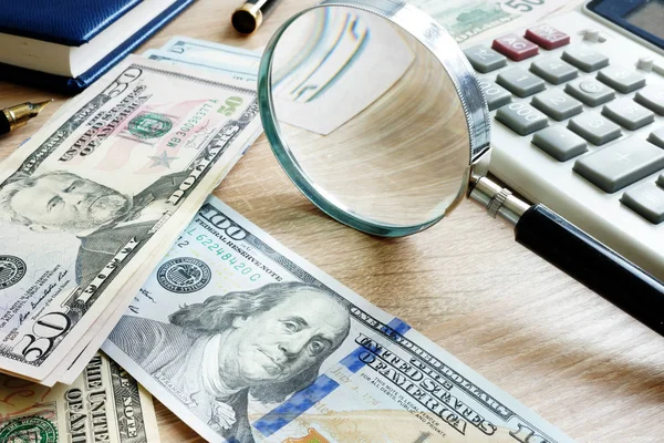 Banknotów Dolara Kalkulator Szkło Powiększające Inspekcji Dochodzeń Finansowych — Zdjęcie stockowe