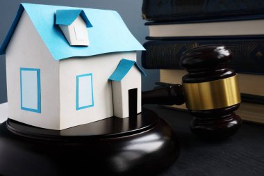 Gayrimenkul Hukuku. House, tokmak ve Kitaplar model.