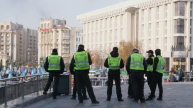 Kiev, Ukrayna - 28 Ekim 2018. Bir grup Ukraynalı polis sokakta geçen gösteri bakıyor.