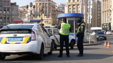 Kiev, Ukrayna - 28 Ekim 2018. Ukraynalı polis yolu kapatıyor arabanın yakınında dur.