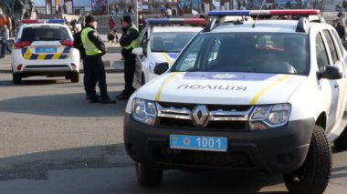 Kiev, Ukrayna - 28 Ekim 2018. Polis arabası ve polis Street tezahürü sırasında.
