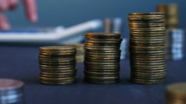 Bir hesap makinesi kullanan adam. Muhasebe ve bütçeleme kavramı.