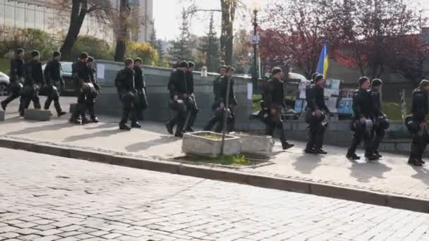 Kiev Ukrajna Október 2018 Egy Oszlop Ukrán Rendőrök Utcán — Stock videók